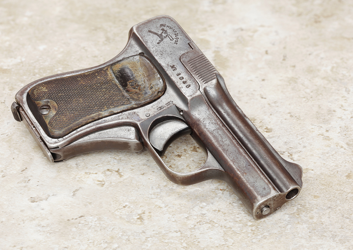 Очевидно, этот пистолет повидал всякое... (Автор фото Oleg Volk, CC BY 2.5)