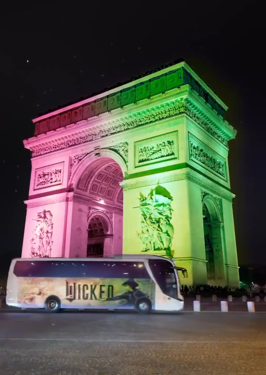 Триумфальная арка в Париже подсвечена розово-зелёным в честь премьеры фильма «Злая»