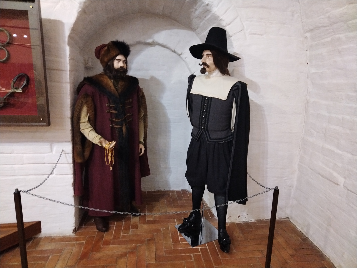 Костюмы Русского и Английского купцов 16 века - фотография из Архангельского краеведческого музея в Гостиных Дворах