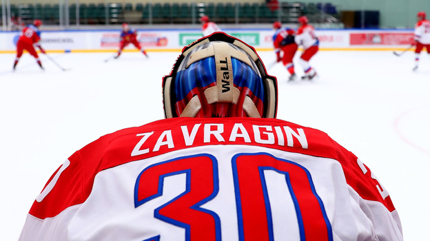 -- Стратегические Перестановки и Их ВлияниеТренер СКА, Роман Ротенберг, принял решение о перестановках в составе, что стало важным тактическим ходом. Разбивка известных связок и изменения на скамейке отображают его стремление найти работоспособные решения в условиях игрового кризиса.-- Роль Вратарей: Ключ к УспехуЕгор Заврагин стал героем матча, продемонстрировав надёжную игру, что укрепило уверенность всей команды. Также стоит отметить Дениса Костина, который не допустил множество опасных атак со стороны СКА, удерживая «Сибирь» в игре.-- Проблемы с Реализацией Численного ПреимуществаНеудачи обеих команд в реализации большинства подчеркивают необходимость пересмотра тактических схем. Это слабое звено может стать критичным в матчах с более сильными соперниками.-- Психологическое Давление и Способность Переломить Ход ИгрПосле пяти поражений подряд давление на игроков СКА было велико. Тем не менее, способность собраться и выиграть в серии буллитов демонстрирует их психологическую устойчивость и готовность преодолевать кризисные моменты.-- Тактическая Подготовка: Детали Решают ВсёМатч показал важность как технической, так и тактической подготовки. Способность поймать противника на ошибке, как это случилось в буллитах, требует не только навыков, но и уверенности в себе до последней минуты.-- Итог: Детали и Психология как Фундамент УспехаВстреча между «Сибирью» и СКА стала примером того, как мелочи и психологическая устойчивость могут стать решающими факторами в результате матча.