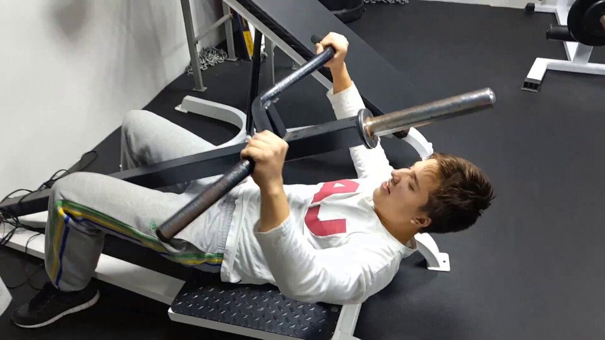 жимы лежа на одну треть с касанием грифом лба))