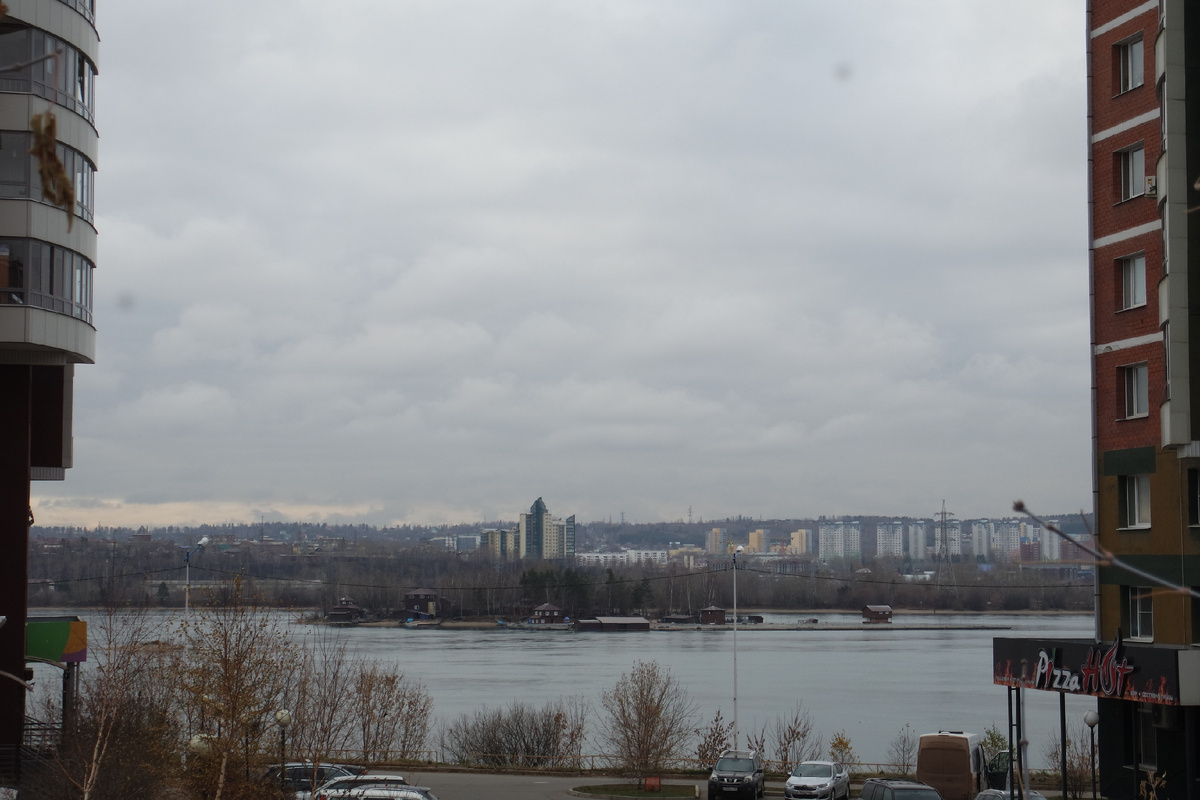 Вид на левый берег с самой Верхней набережной в районе Дальневосточной, но чуточку не доходя до бульвара Постышева...