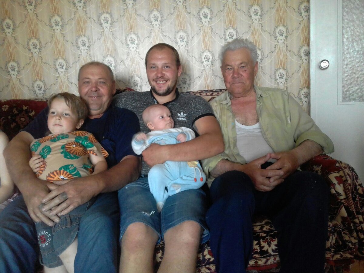 4 поколения мужчин семьи