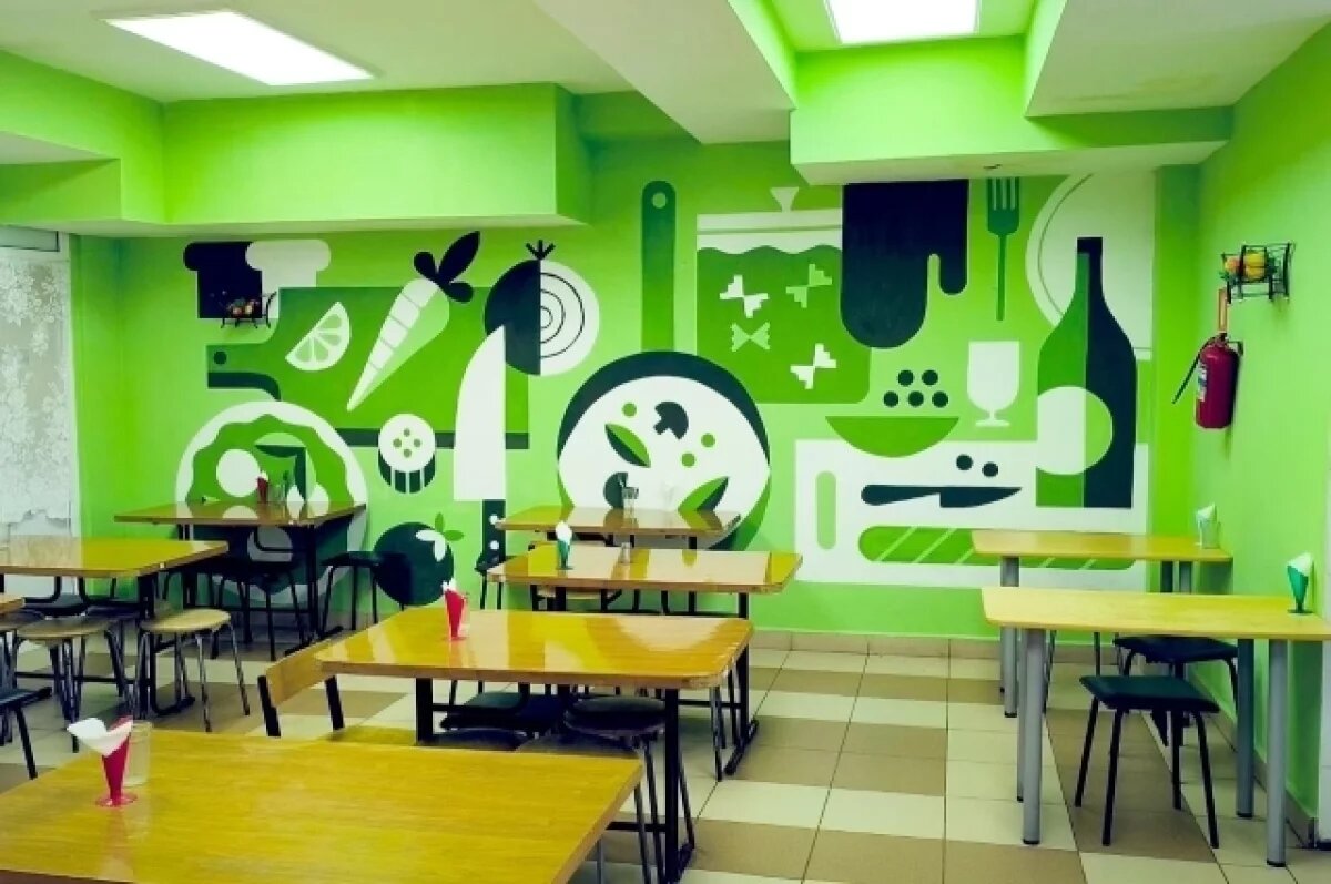    Юный тюменец подарил родной школе декоративное оформление столовой