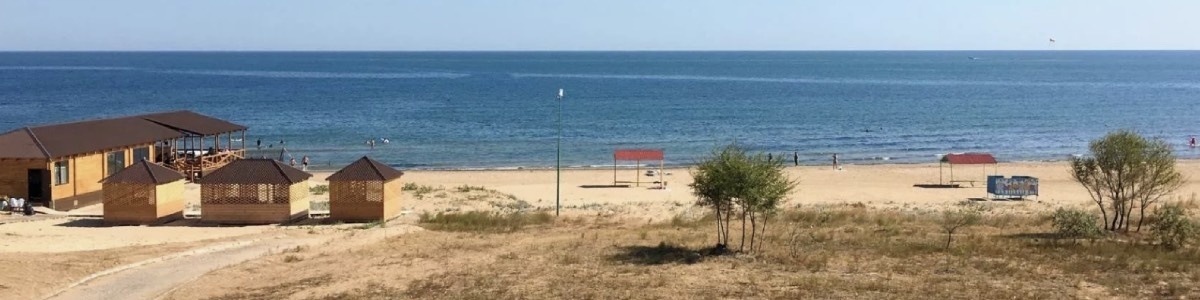 Современный Избербаш возник рядом с нефтяными месторождениями у станции и посёлка Избербаш. Название посёлка дано по горе Избербаш, которая переводится с кумыкского языка как "След на вершине горы": вершина напоминает профиль Александра Пушкина.
