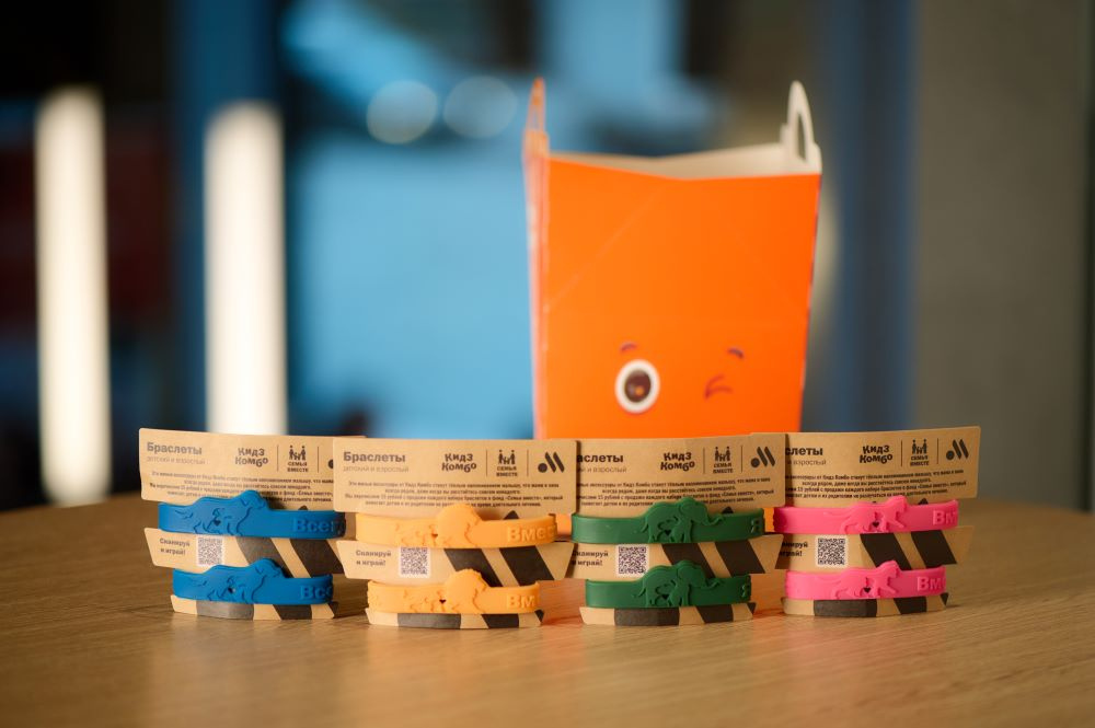 «Вкусно — и точка» выпустила наборы с браслетами «Кидз Комбо» в поддержку фонда «Семья вместе»

