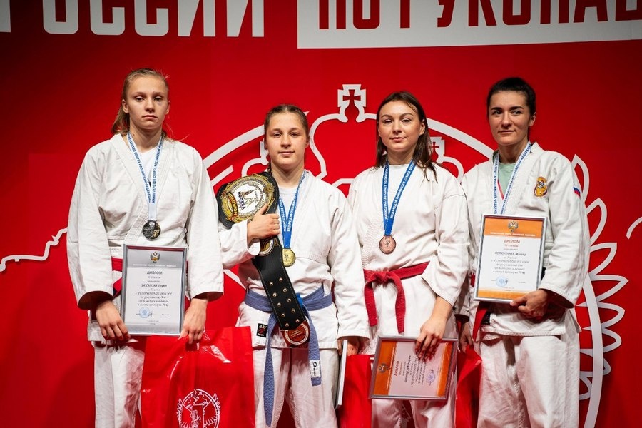    На фото курянка первая слева