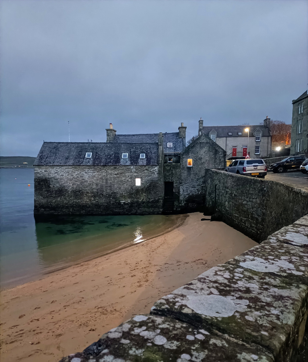 Самая старая часть Лервика. Дома на пляже. Шетландские острова. Шотландия. Фото автора 