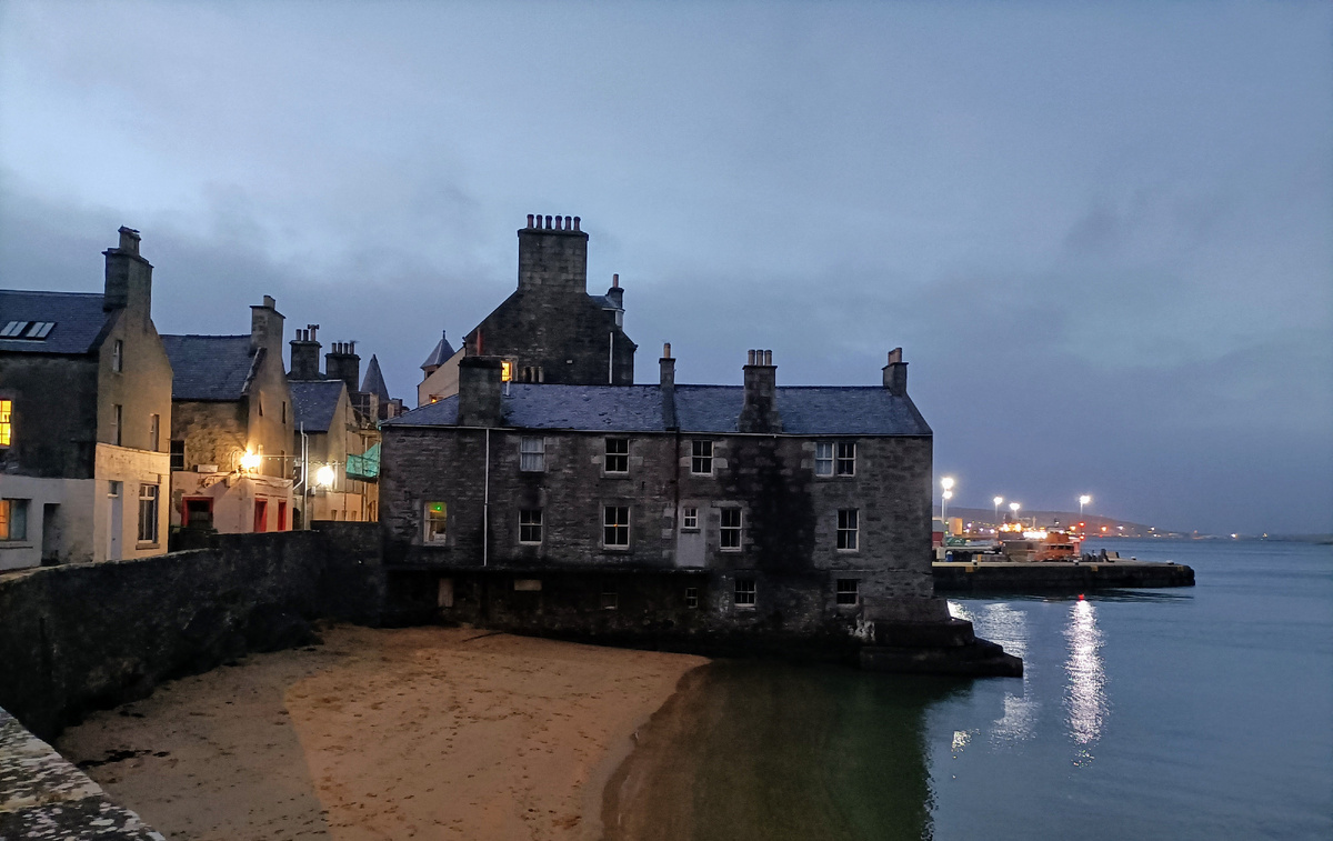 Старинные дома на пляже. Лервик. Шетландские острова. Шотландия. Фото автора 