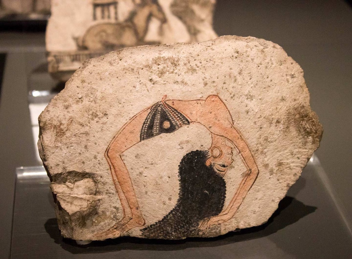 Остракон с полуобнаженной танцовщицей. — Вообще, это эскиз и проба пера, но он был создан исключительно из эстетических соображений, без утилитарной функции. Поэтому его можно считать одним из немногих примеров древнеегипетского искусства в современном понимании.