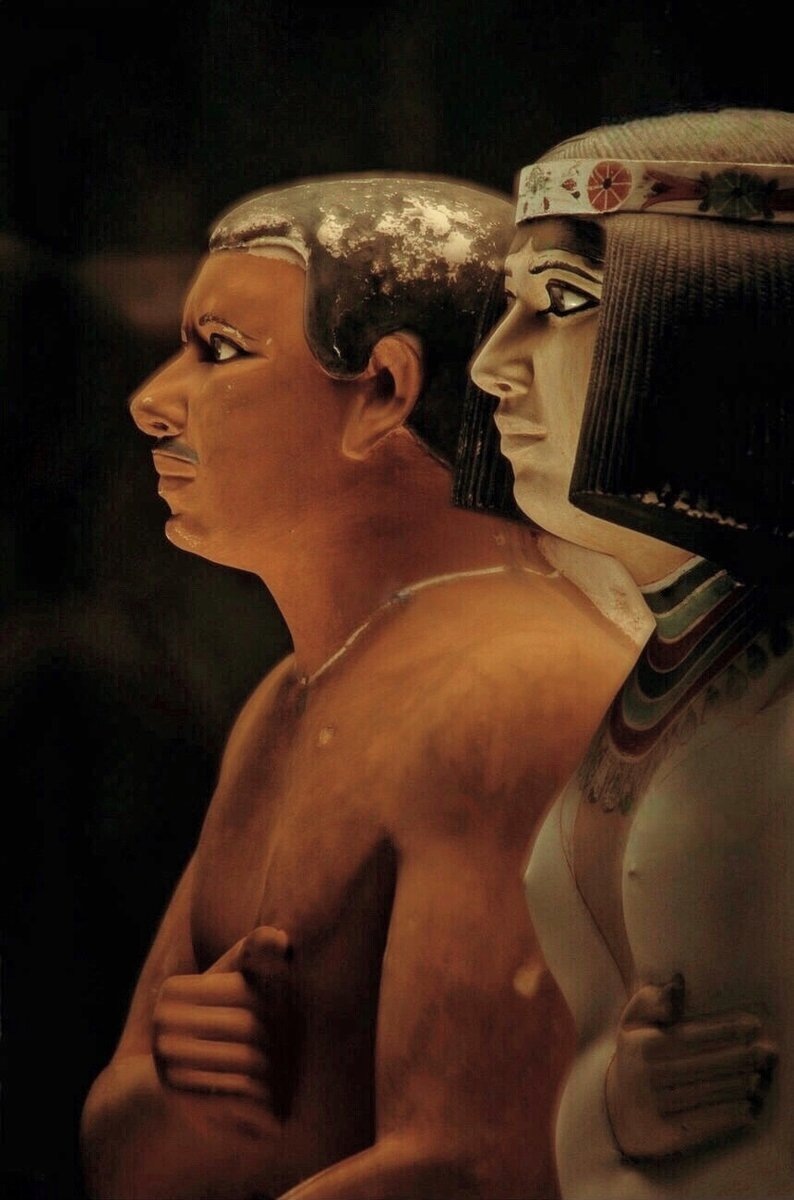 Парная статуя царевича Рахотепа и его жены Нофрет (XXVII в до н.э., Каирский египетский музей) 