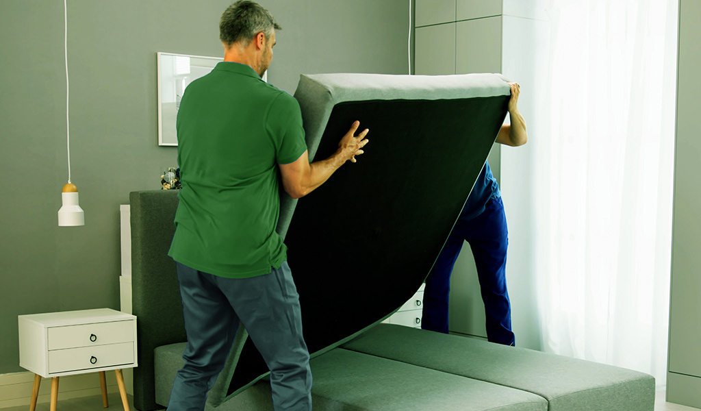     Первым делом переворачиваем матрас