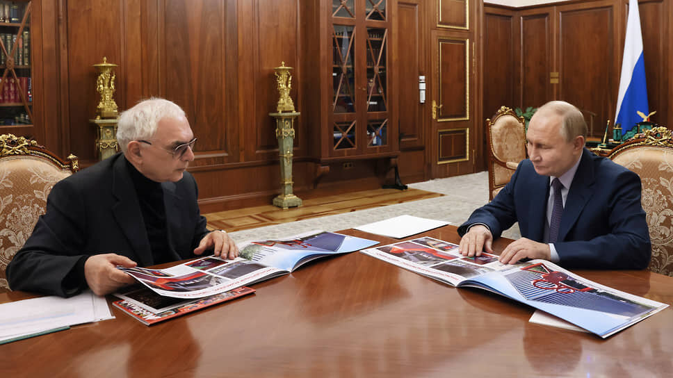 Владимир Путин и Карен Шахназаров смотрят фотоальбомы.📷Фото: пресс-служба президента РФ