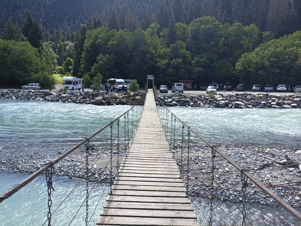 Начало маршрута: стоянка и мост через р. Теберда