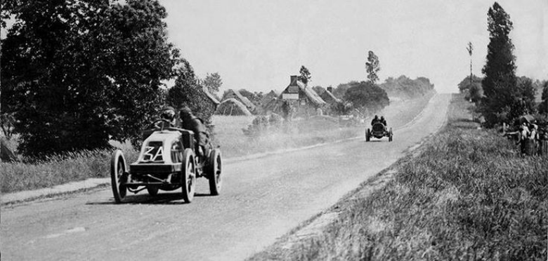 Первый гоночный автомобиль под названием Renault AK 90CV., также известен как Renault Grand Prix de l'A.C.F. (Renault Grand Prix Automobile Club de France)