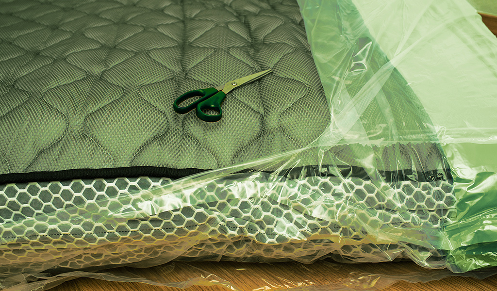     Снимаем вакуумную упаковку с матраса