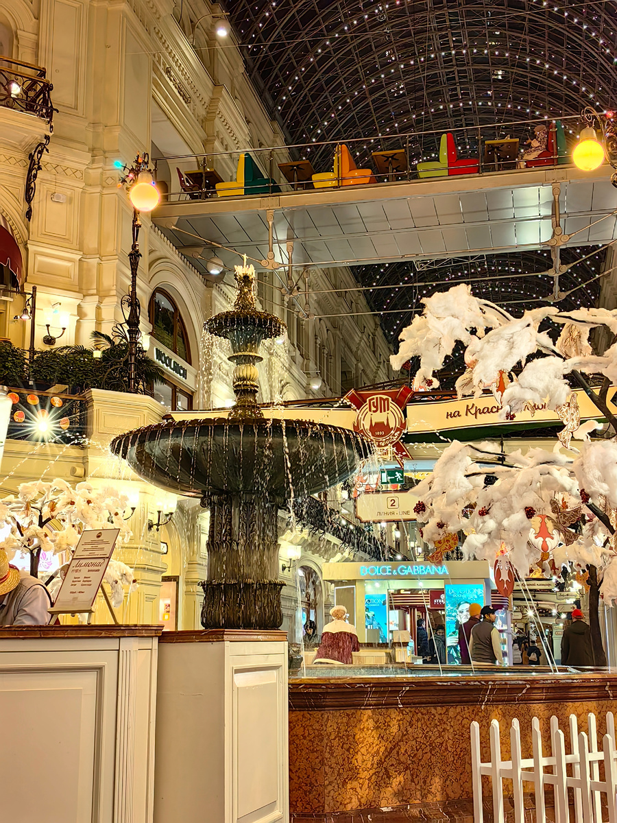 Фонтан в центре зала 