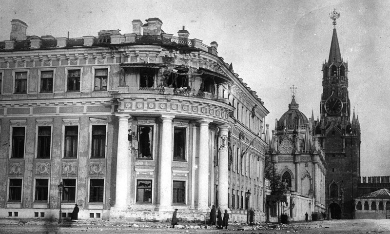 Малый Николаевский дворец в Кремле после московских боев 1917 года.