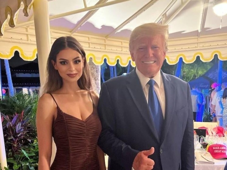 И почему Трамп так улыбается? Фотография с личной страницы в соцсети. Листайте галерею