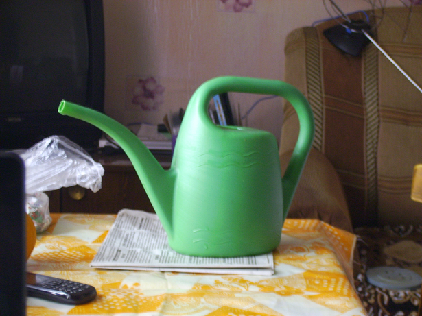 Вон он, в углу притаился. А на кресле - антена, без нее - никак. Правда, теперь уже не на длиннющих шестах.