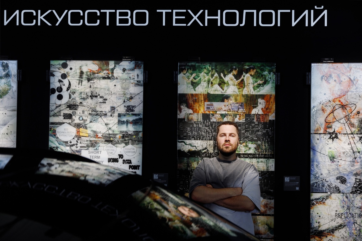    Антона Бунденко рядом со своими картинами в бренд-зоне EXEEDАрхивы пресс-службы