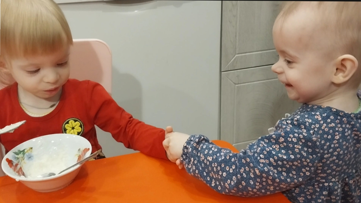 Маша взяла Сашу за ручку