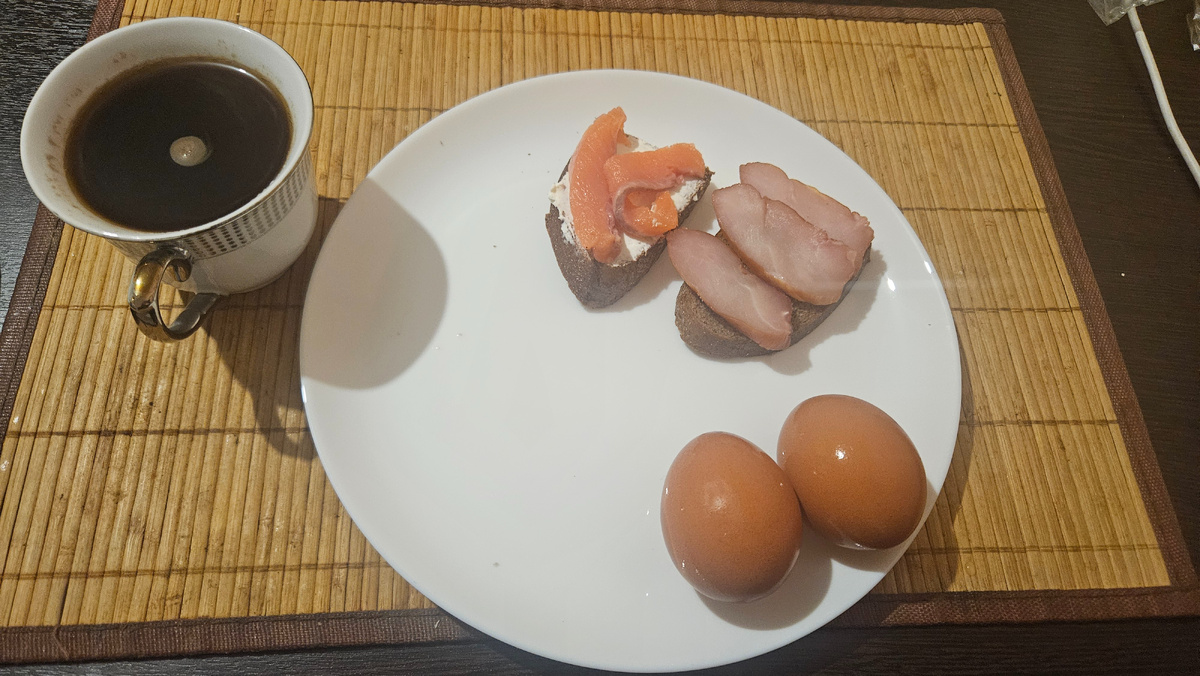 Завтрак. Яйца, бутер с карпаччо, бутер с сыром и форелью. 387 ккал. 