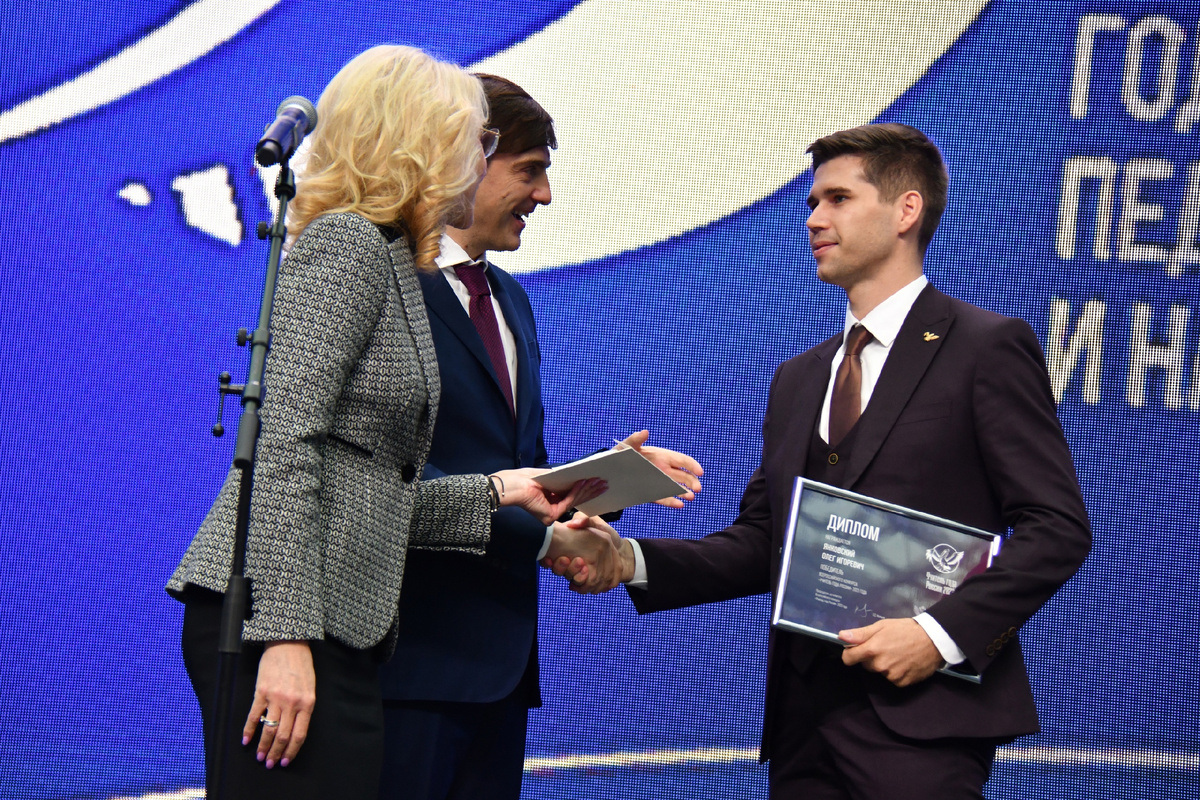 Мы с Т.А. Голиковой и С.С. Кравцовым на сцене Форума классных руководителей в Гостином дворе. Фото Вадима Мелешко.