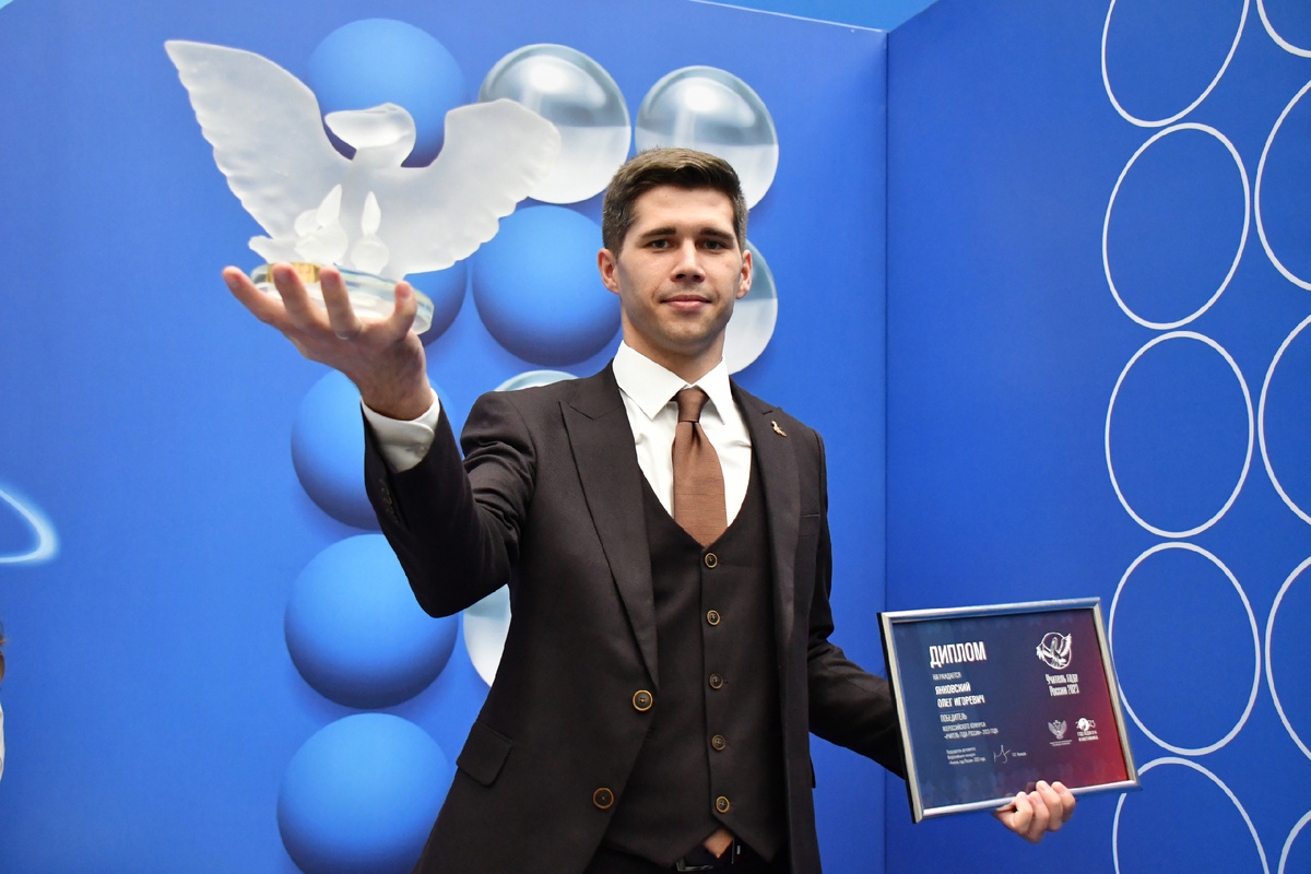 Диплом мой, пеликан не мой. Это можно понять и по размеру фигурки. Фото Вадима Мелешко.