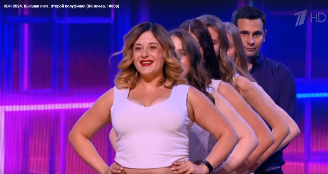 Игорь Пименов - последний в ряду девушек, которые пробудут на сцене около 3 секунд