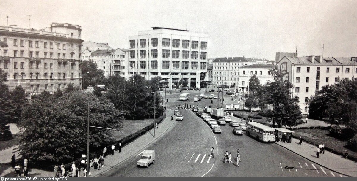 Здание ТАСС впереди, по центру. Наша редакция занимала 7 этаж.