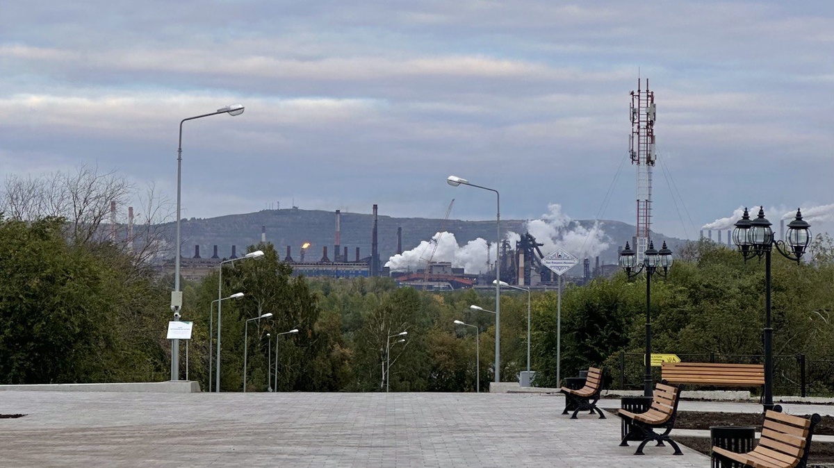 Вид из центра города на комбинат