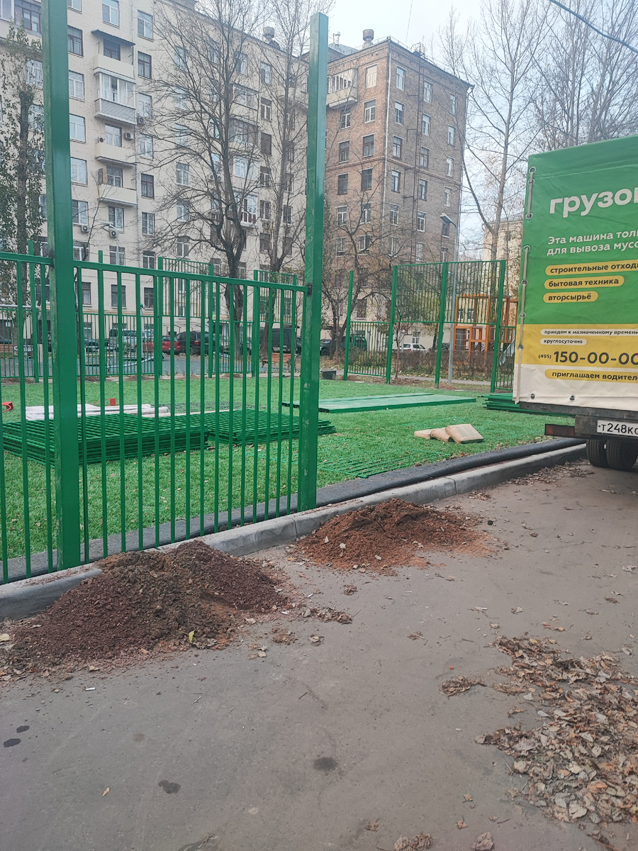 Новый забор ставят