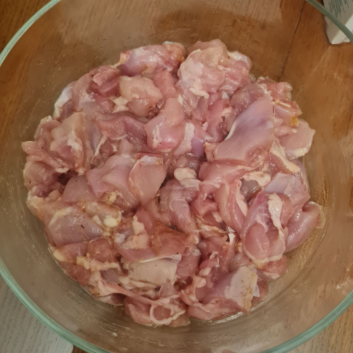 Кусочки курицы в оливковом масле, соли и 1/2 ст.л. смеси карри