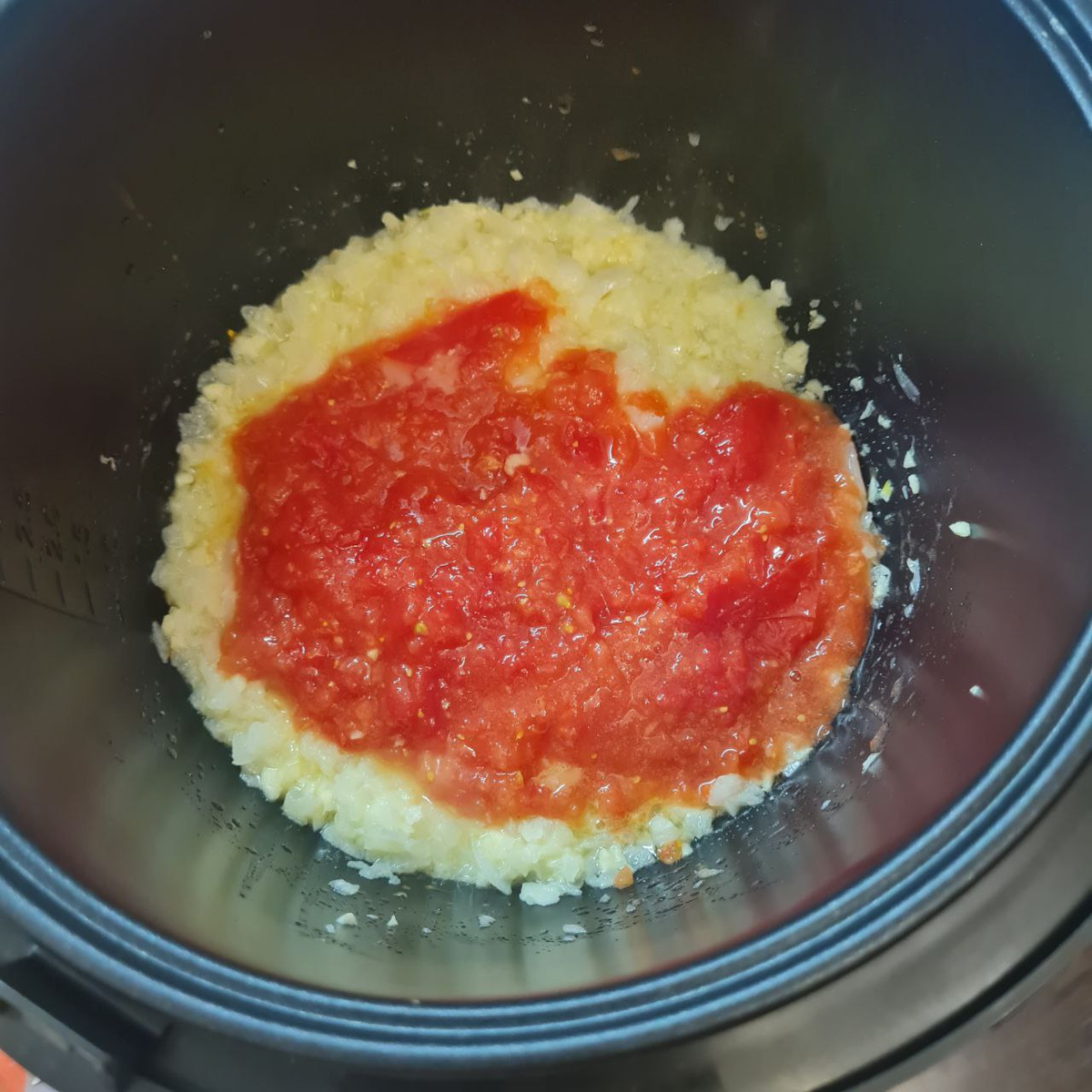 Лук, чеснок, томатная паста (запах горлодёра, аж олдскулы свело)