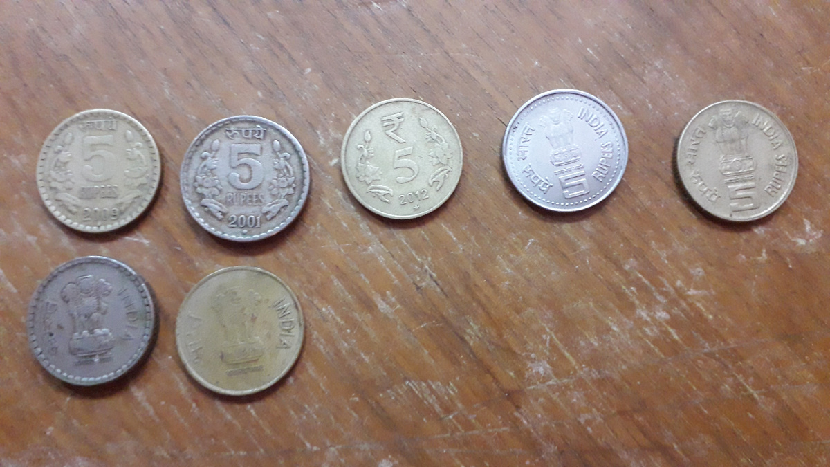 Индийские рупии номиналом в пять рупий. Верхний ряд -- сторона номинала, нижний ряд -- реверс. 