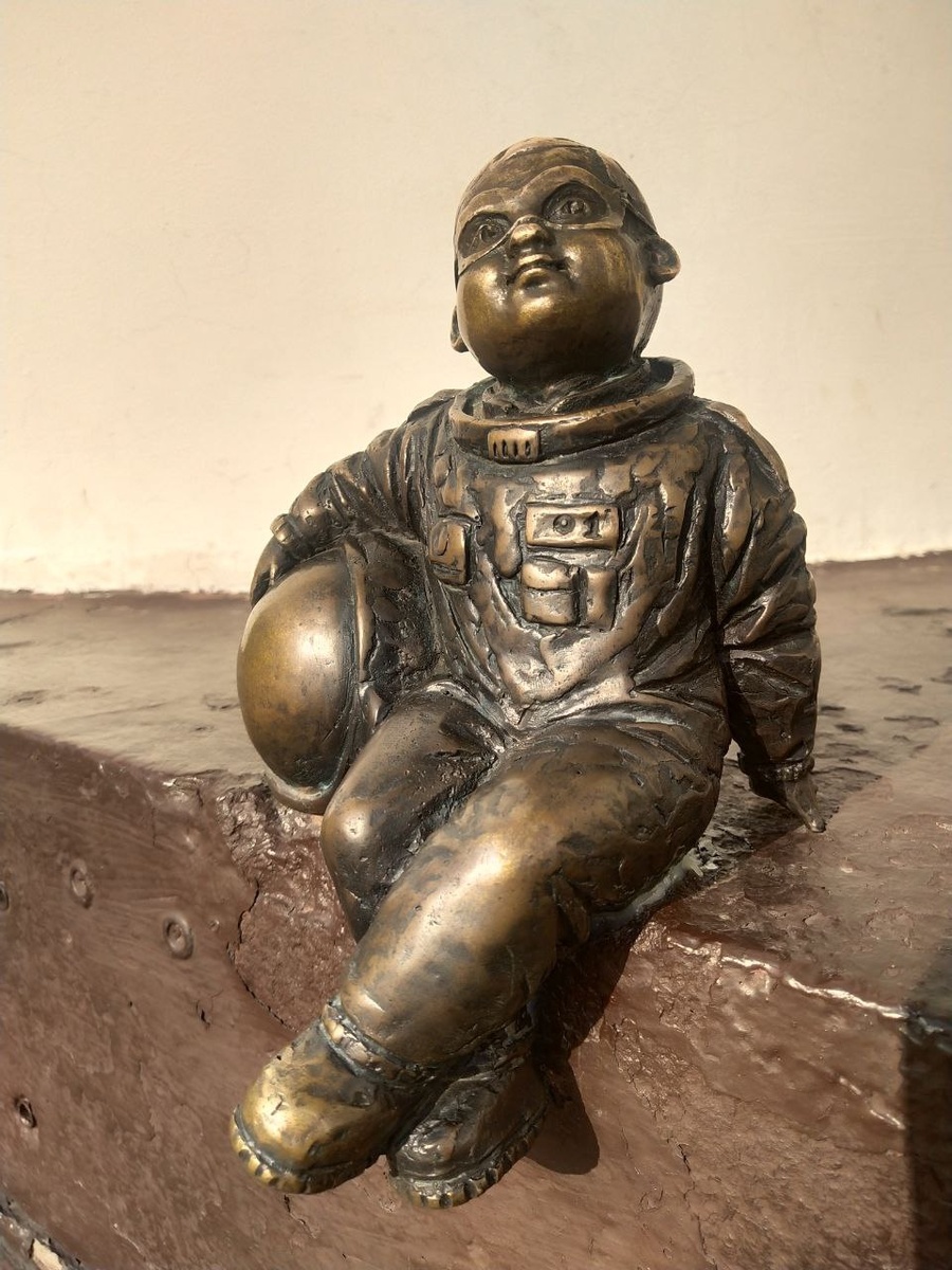 Космонавтик «Театрал» - самая первая фигурка, появилась в 2023 году у подножья колонны Драмтеатра (Фото: Вячеслав Михеев)