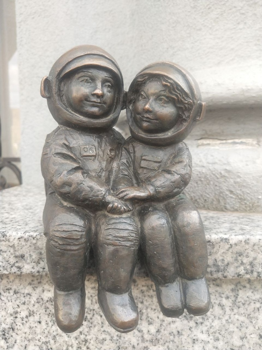 Влюбленные космонавтики, символизируют совместное счастье (Фото: Вячеслав Михеев)