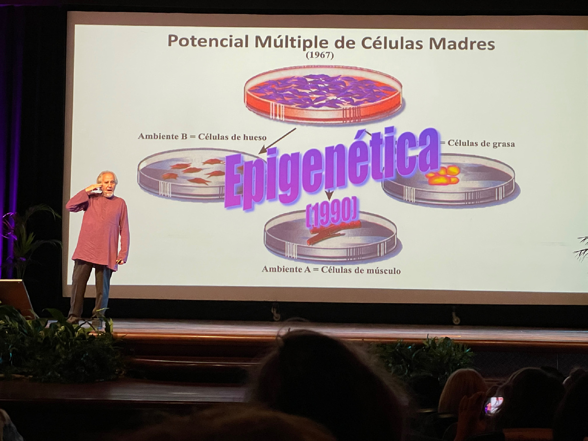 Фото с лекции, Барселона 9.11.2024. Брюс Липтон.