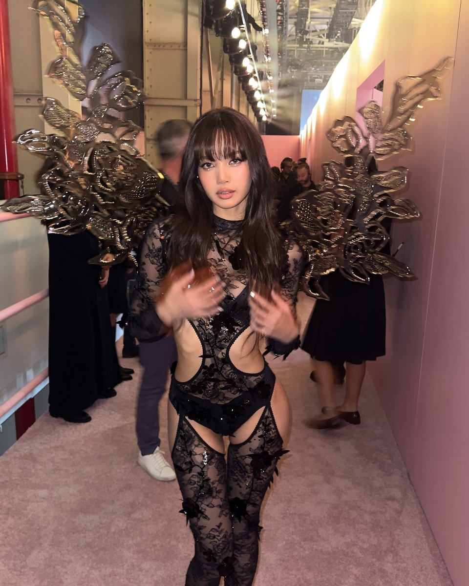    Лиса из BLACKPINK на шоу Victoria's SecretСоцсети