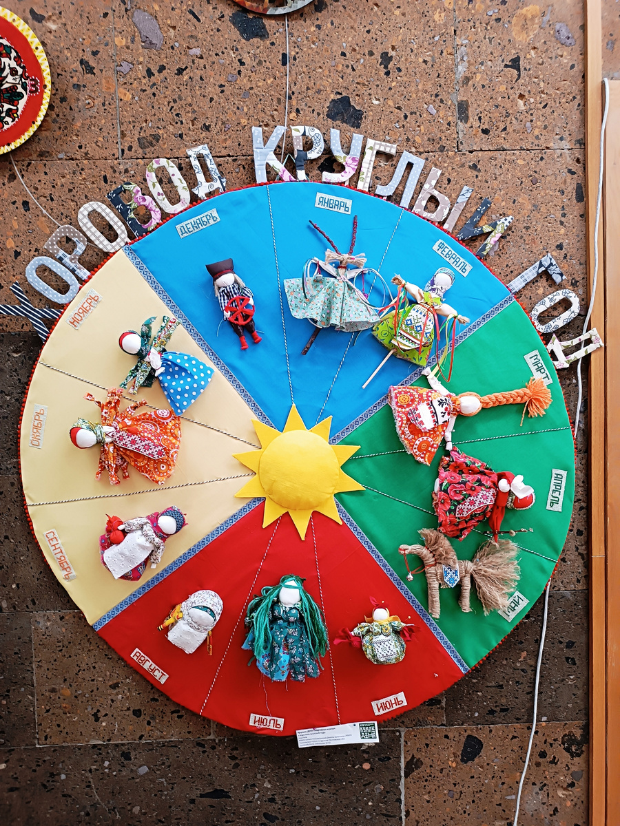 Панно. Интересное решение, чтобы в одном экспонате выставить мелкие работы всего кружка.