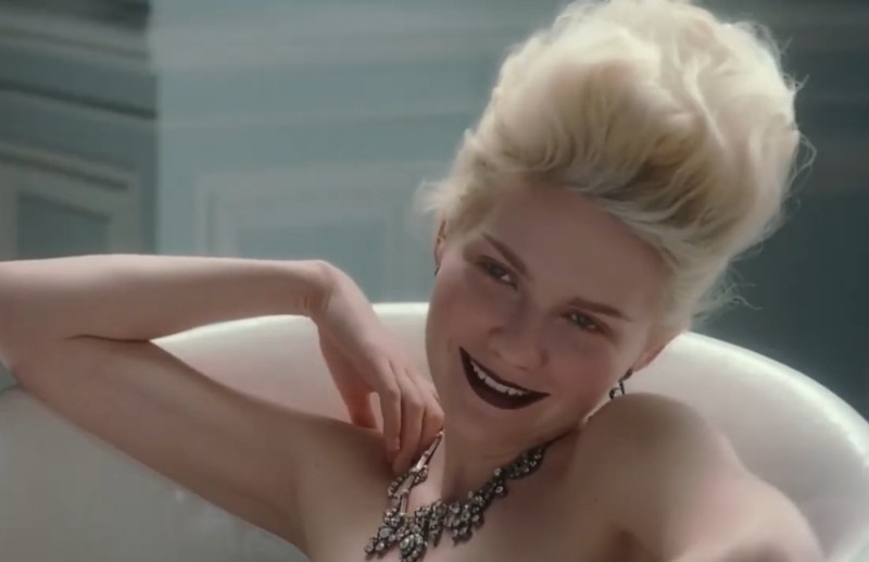 "Пусть едят пирожные". Кадр из фильма "мария-Антуанетта" (2006).