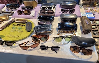 Прилавок с солнечными очками