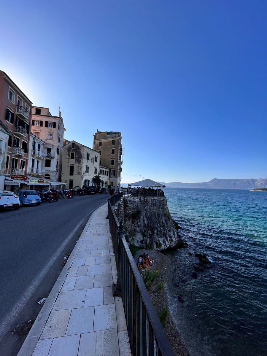 Набережная в городе Бари, Италия 