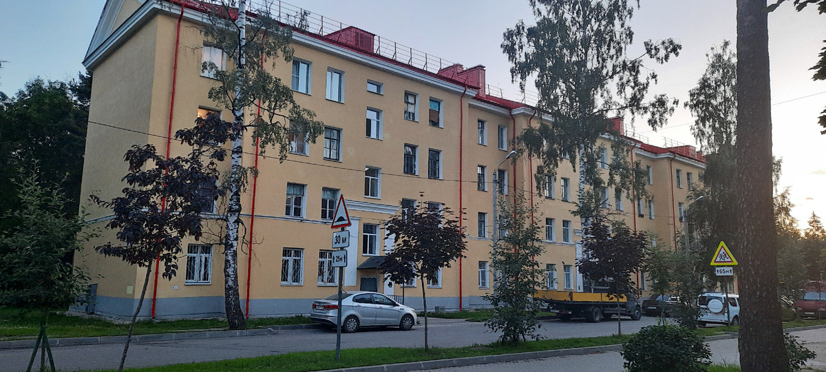 В доме полностью отремонтировали фасад, заменили крышу, вставили стеклопакеты в окна на лестнице, частично заменили коммуникации и покрасили подъезды.