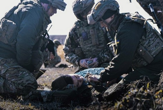    Военнослужащие вооруженных сил Украины в зоне боевых действий