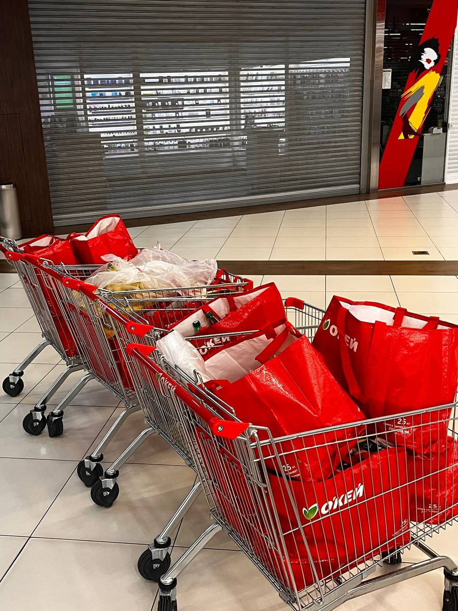 За последние сутки организаторы закупаются всем необходимым для нашей поездки на всех человек