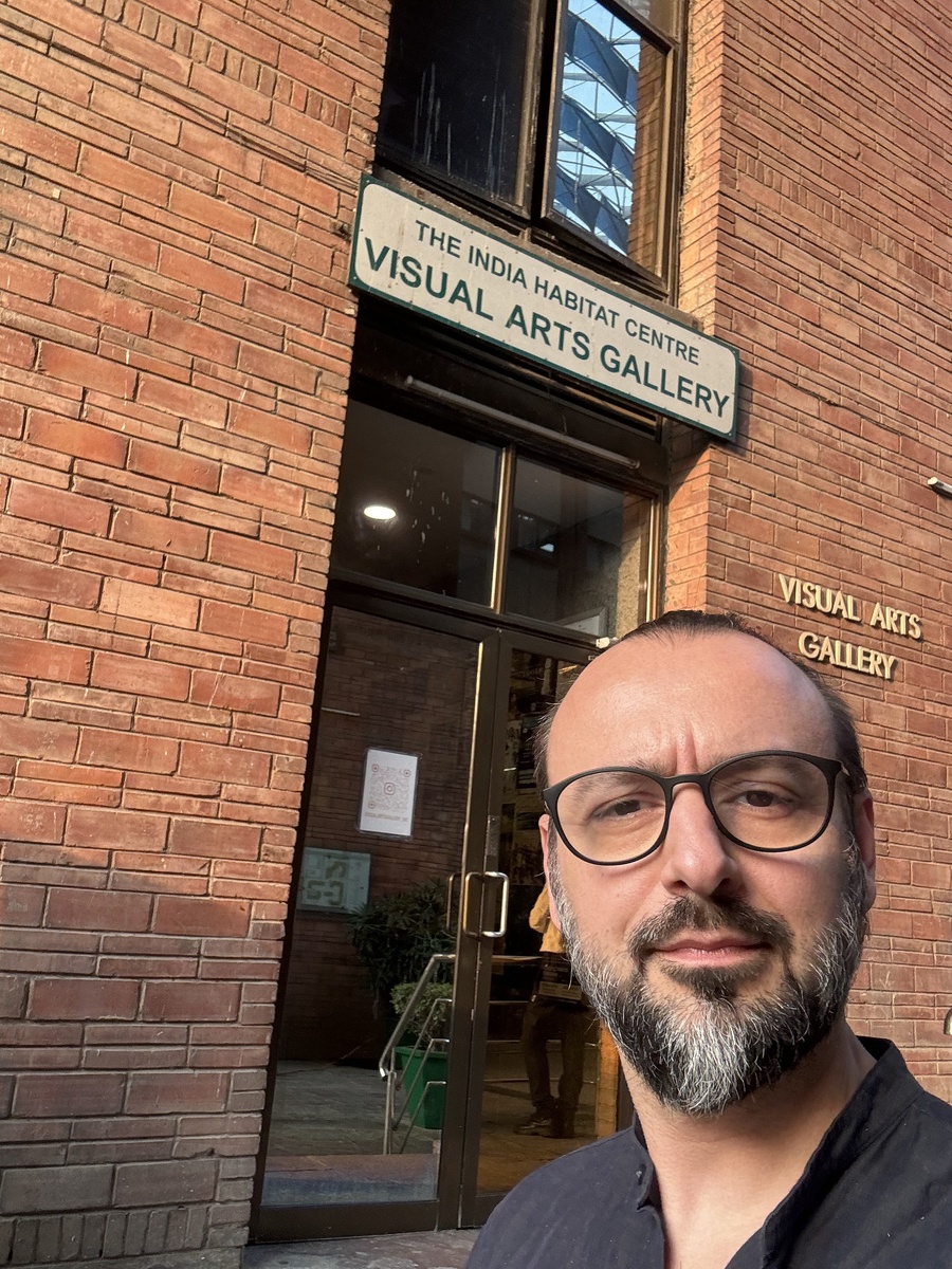 Художник Артур Мирзоян у входа у Галерея изобразительного искусства (India Habitat Centre)