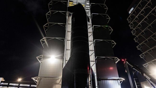     Верхняя ступень шестого корабля SpaceX Starship выезжает на стартовую площадку перед запланированным испытательным полётом 18 ноября 2024 года.    
 Источник: SpaceX (X)