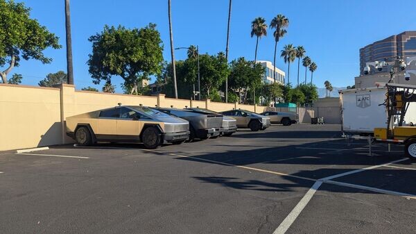   CC BY-SA 2.0 / fourbyfourblazer / Cybertruck's at Warner Bros Studios